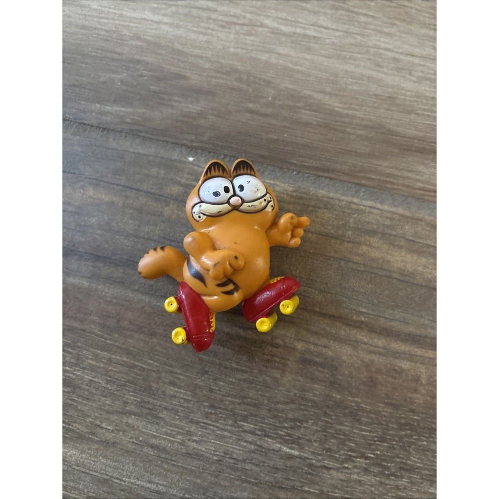 Vintage 1980's Garfield Red Roller Skates Figure 2.5"